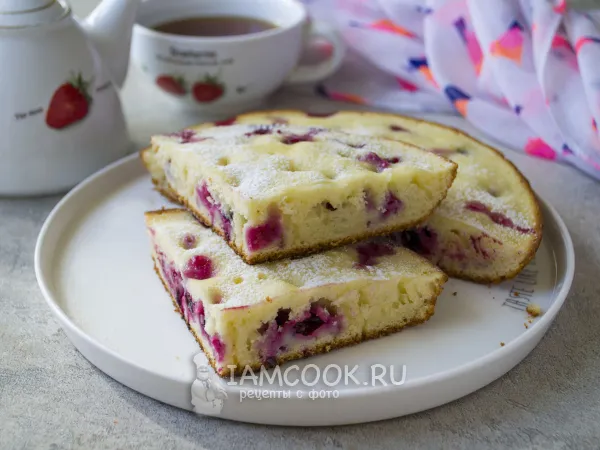 Фото блюда: Пирог с черной смородиной на сковороде