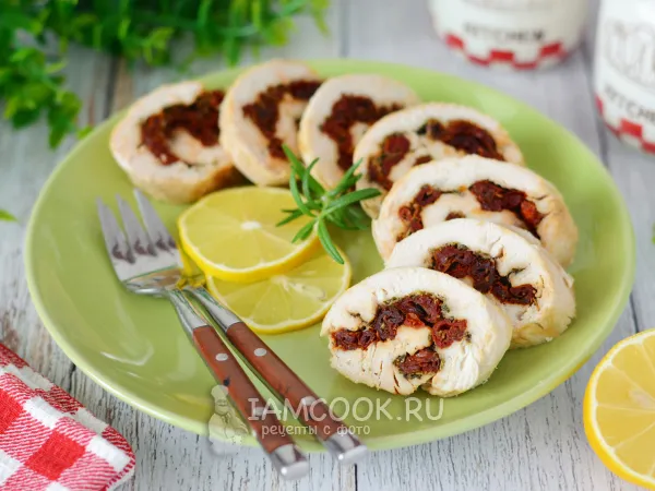 Фото блюда: Куриный рулет с вялеными помидорами