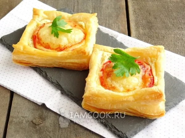 Фото блюда: Слойки с сырно-томатной начинкой