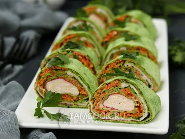 Фото блюда: Рулет из шпинатного лаваша с фаршированными крабовыми палочками
