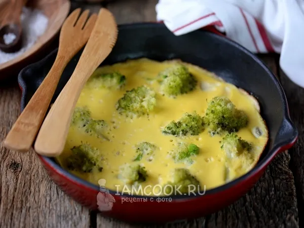 Фото блюда: Омлет с брокколи на сковороде