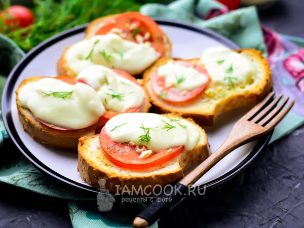 Фото блюда: Горячие бутерброды с моцареллой и помидорами