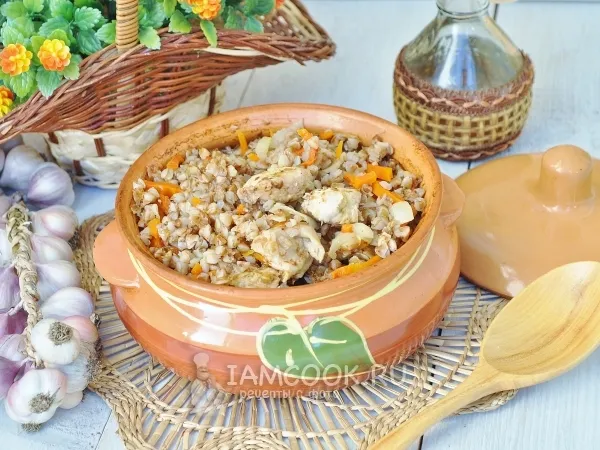 Фото блюда: Гречка с курицей в горшочках