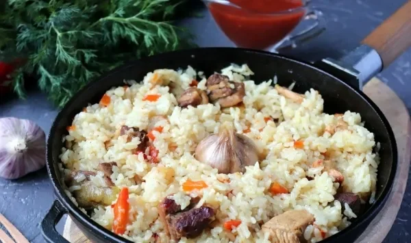 Фото блюда: Рассыпчатый плов с курицей на сковороде