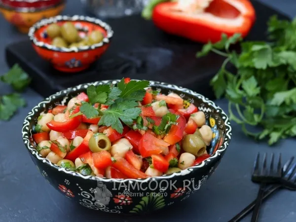 Фото блюда: Салат из нута, перца и оливок