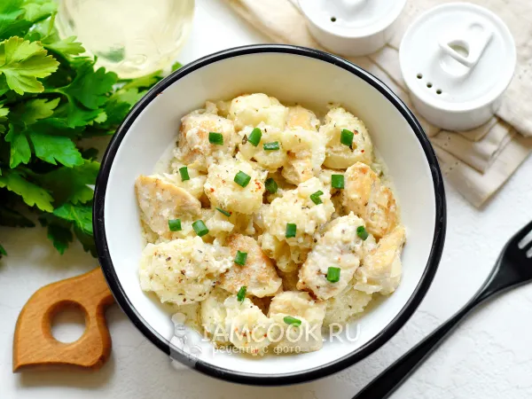 Фото блюда: Тушеная цветная капуста с курицей в сметане на сковороде