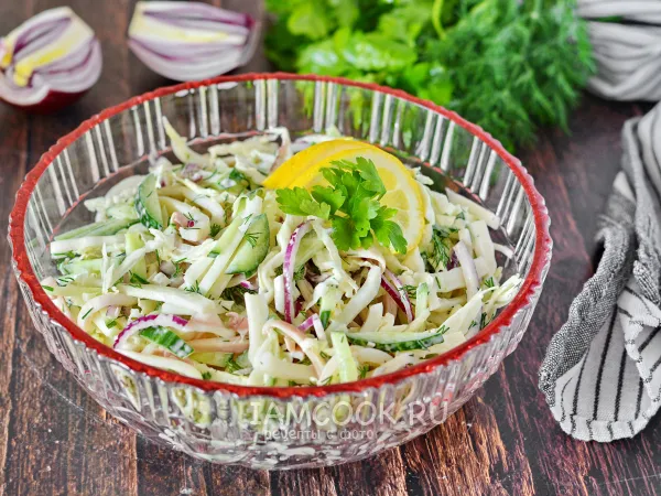 Фото блюда: Салат с кальмарами, пекинской капустой и огурцом