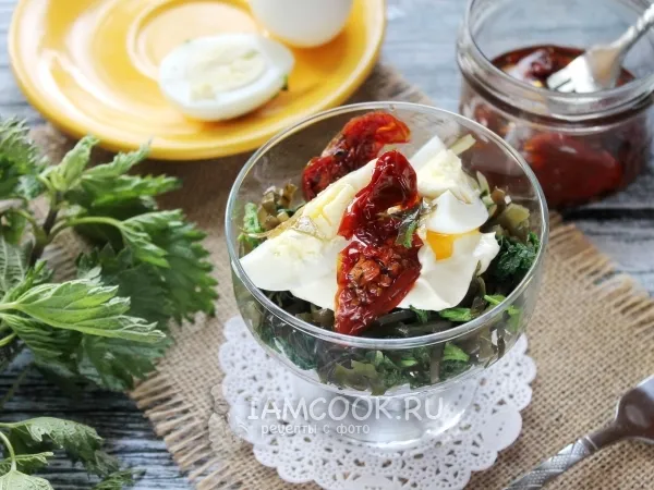 Фото блюда: Салат из крапивы с морской капустой и яйцом