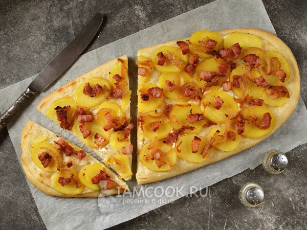 Фото блюда: Пирог «Тартифлет» с беконом, луком и картофелем