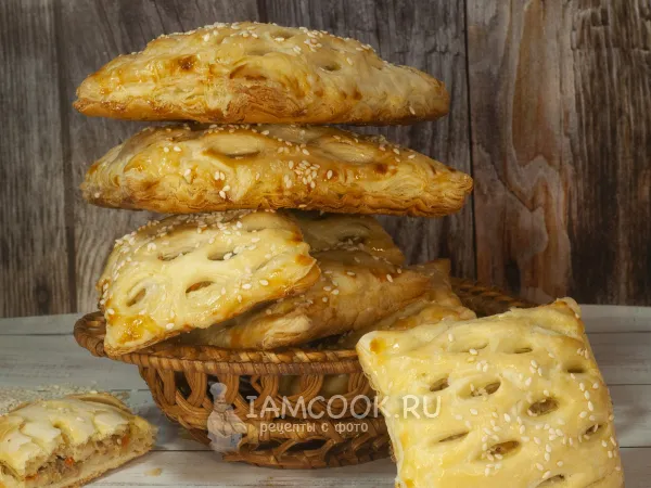 Фото блюда: Слойки из слоеного дрожжевого теста с курицей