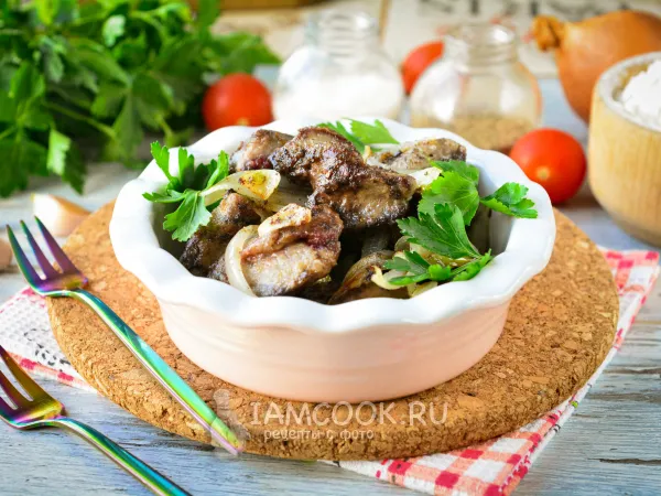 Фото блюда: Куриная печень с чесноком на сковороде