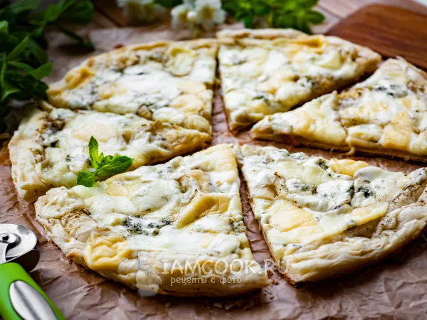 Фото блюда: Пицца «Четыре сыра» на слоеном тесте