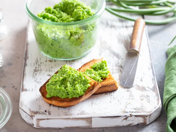 Фото блюда: Паста из чесночных стрелок с майонезом