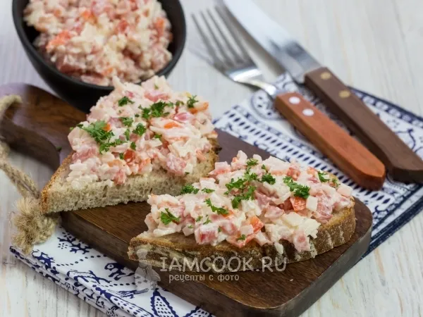Фото блюда: Бутерброды с крабовыми палочками, помидором и чесноком