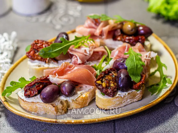 Фото блюда: Брускетта с хамоном и вялеными томатами