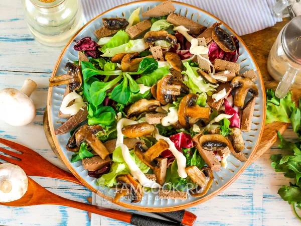 Фото блюда: Салат с грибами и отварной печенью