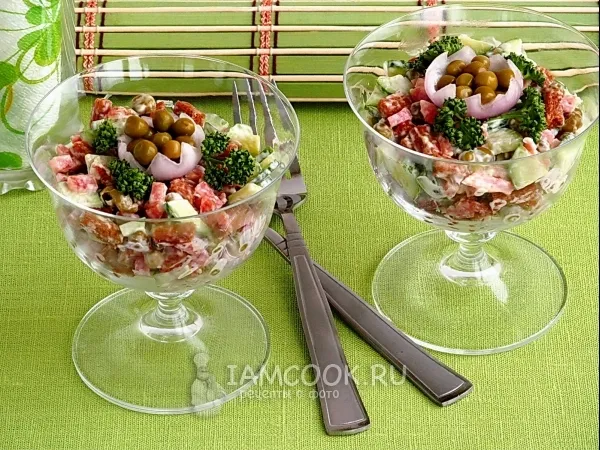 Фото блюда: Салат с сухариками и копчёной колбасой