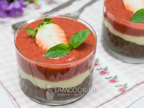 Фото блюда: Шоколадно-ванильный пудинг с клубникой