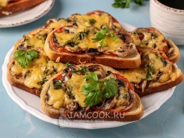 Фото блюда: Горячие бутерброды с грибами и помидорами