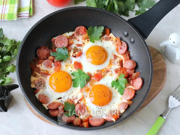 Фото блюда: Яичница с сосисками и помидорами
