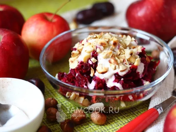 Фото блюда: Сладкий салат со свёклой и финиками