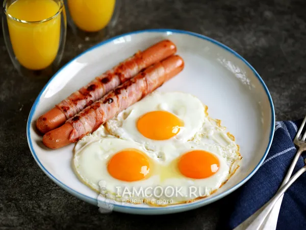 Фото блюда: Сосиски в беконе на сковороде