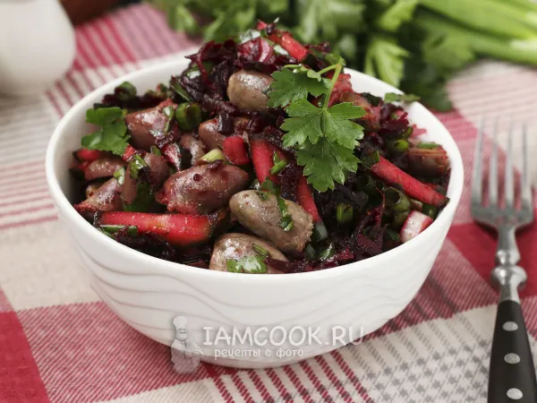 Фото блюда: Салат с куриными сердечками, свеклой и зелёным луком
